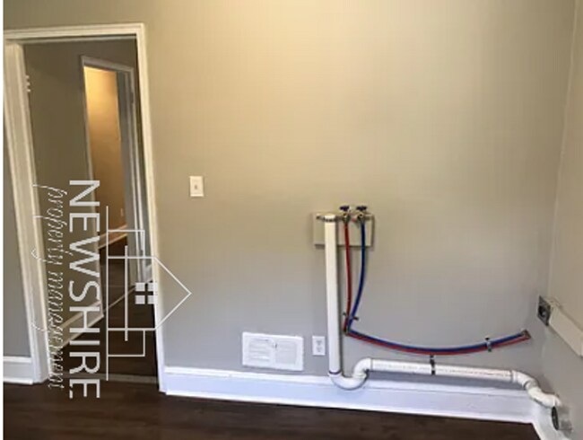 Building Photo - 11 Ridgeway Dr