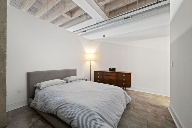 Building Photo - 1645 W Ogden Ave