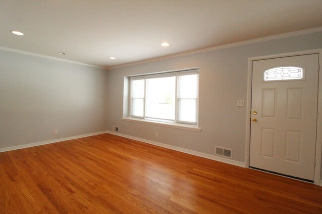 Building Photo - February FREE On This 3 Bedroom 2.5 Bath Home In Overland Park