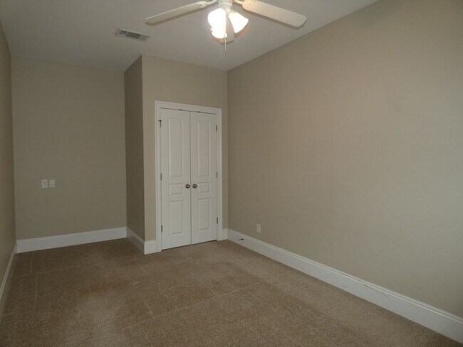 Building Photo - Marvelous Executive Pool Home in Hammersmith