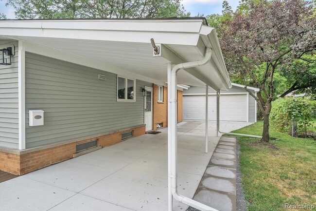 Building Photo - 229 Redwood Dr