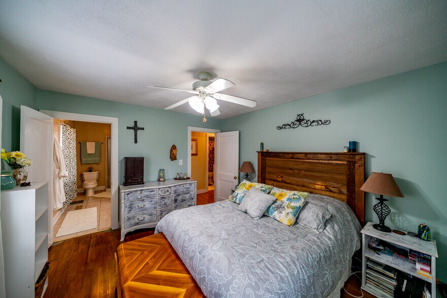 Master Bedroom - 425 Virginia Ave