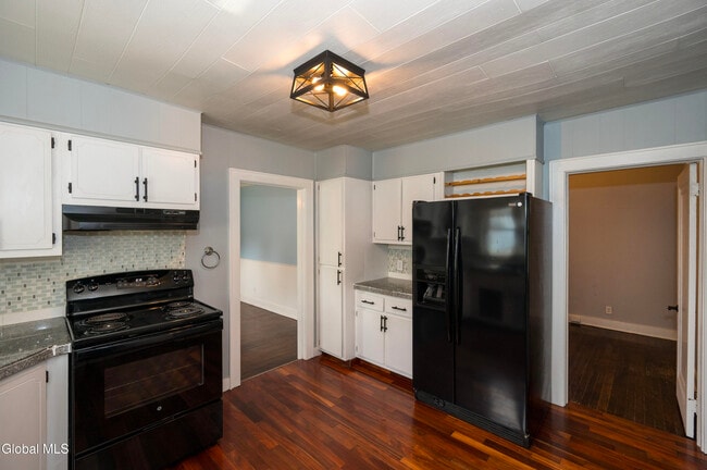 Building Photo - 33 Clinton St