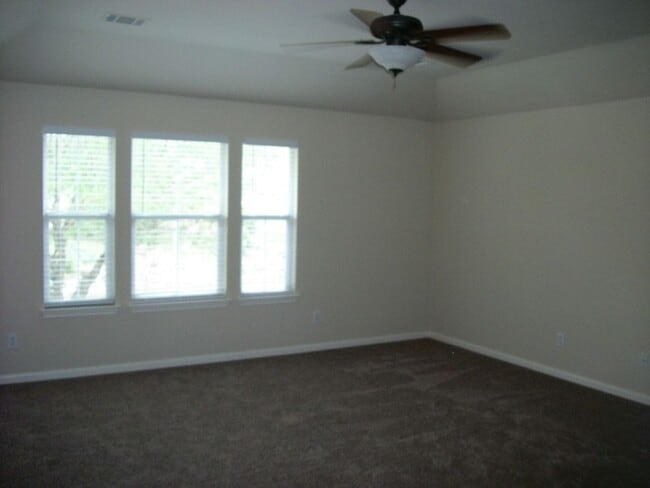 Building Photo - BEAUTIFUL HOME IN A GATED COMMUNITY!