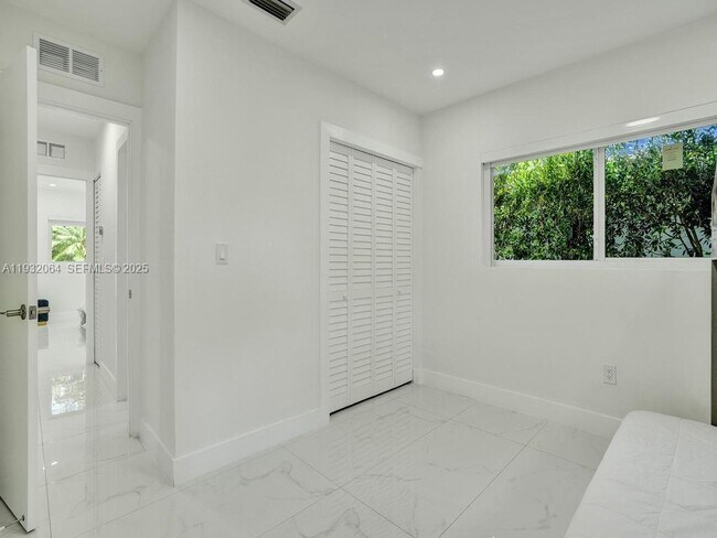 Building Photo - 210 NE 85th St