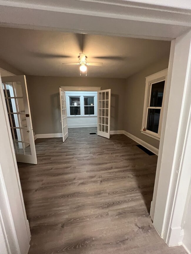 Building Photo - Huge 5 Bedroom House!  With garage!!!  Fre...