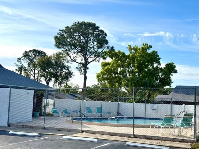 Building Photo - 7249 Parkside Villas Dr N