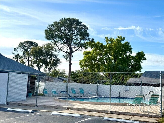 Building Photo - 7249 Parkside Villas Dr N