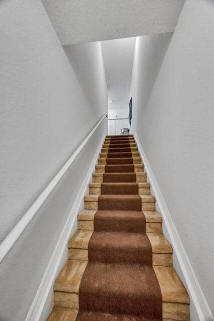 Building Photo - 360 SE Rogers Ct