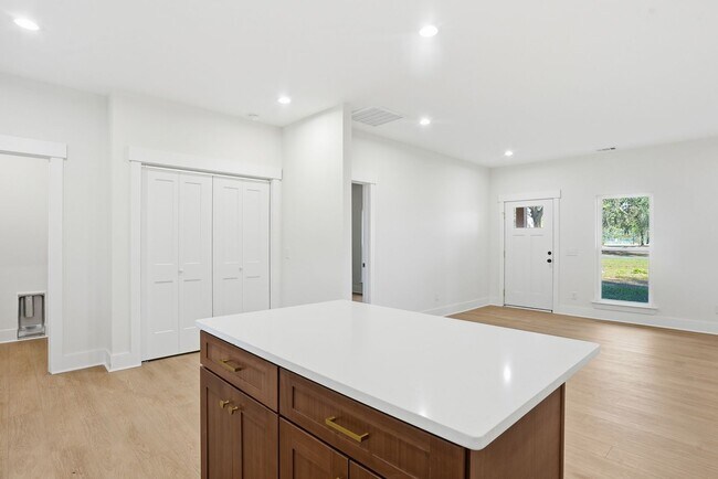 Building Photo - Spacious 3 Bedroom Home with Bonus Suite i...