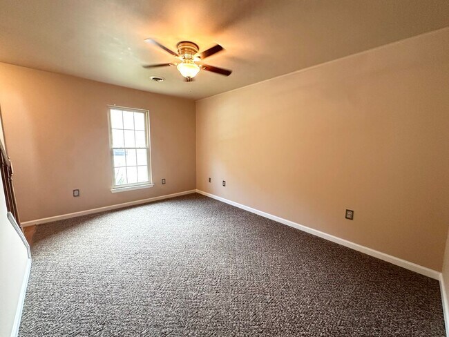 Building Photo - 1114 Skyview Dr