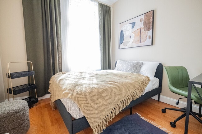 Building Photo - 245 W 113th St