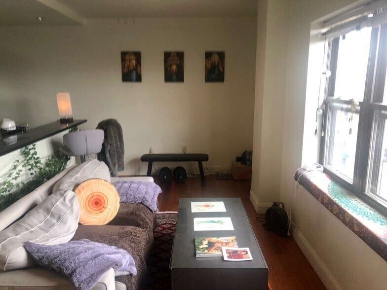 Building Photo - 533 Commonwealth Ave