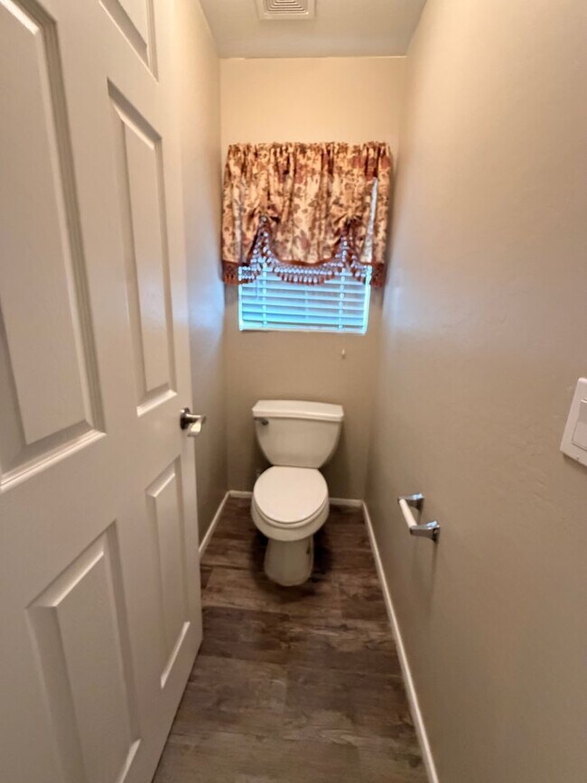 Building Photo - Spacious 5Bdm 3.5Ba Litchfield Park Home in a Small Gated Community