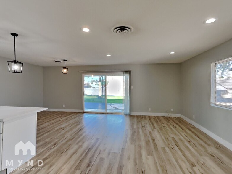 Building Photo - 3112 E Vegas Valley Dr