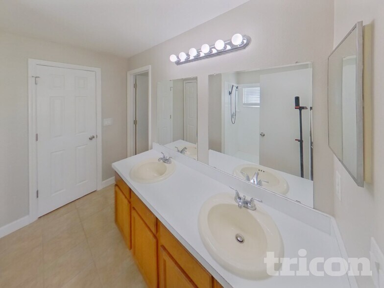 Building Photo - 945 Ridge Haven Dr