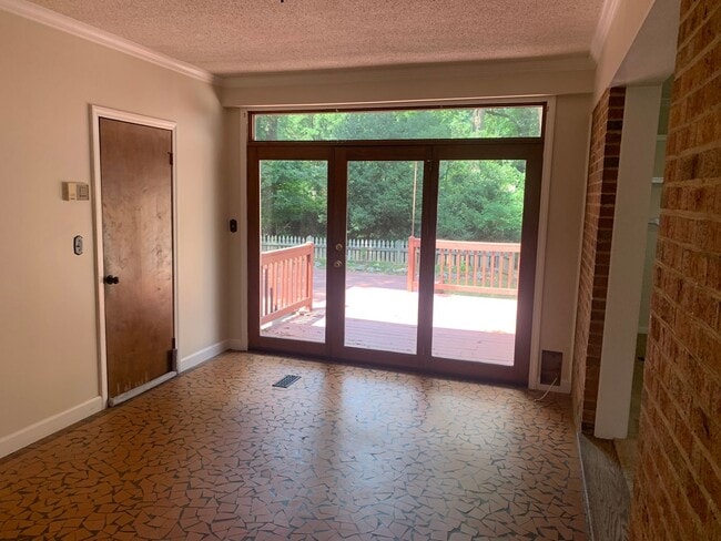 Building Photo - Beautiful Private Three Bedroom Home in So...