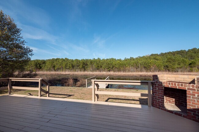 Building Photo - Beautiful Ranch in Pine Meadows | Water View
