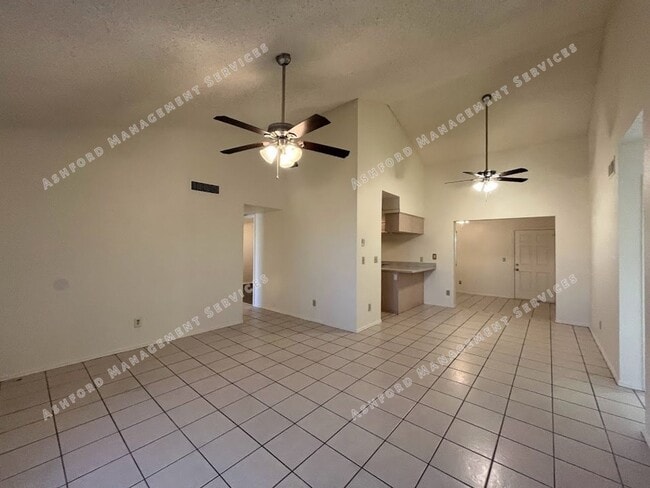Building Photo - 3 BEDROOM 2 BATHROOM IN PHOENIX WITH TONS ...