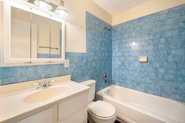 Building Photo - Charming 3-bed/2 bath home with large yard, screened deck located minutes from Brier Creek!