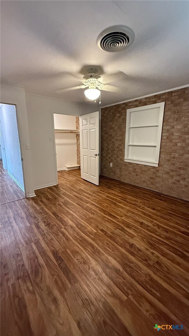 Building Photo - 301 Highland Dr