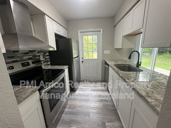 Building Photo - 1106 Country Club Ln