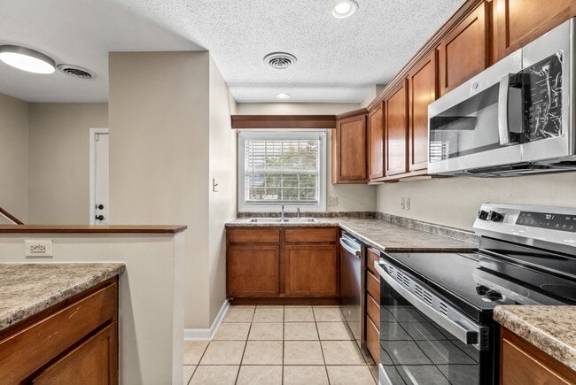 Building Photo - Modern Comfort in the Heart of West Knoxville