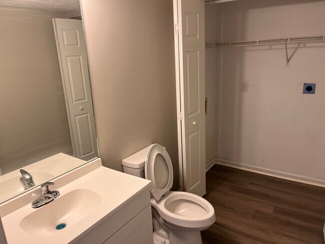 Building Photo - 3 Bedroom Home Available!