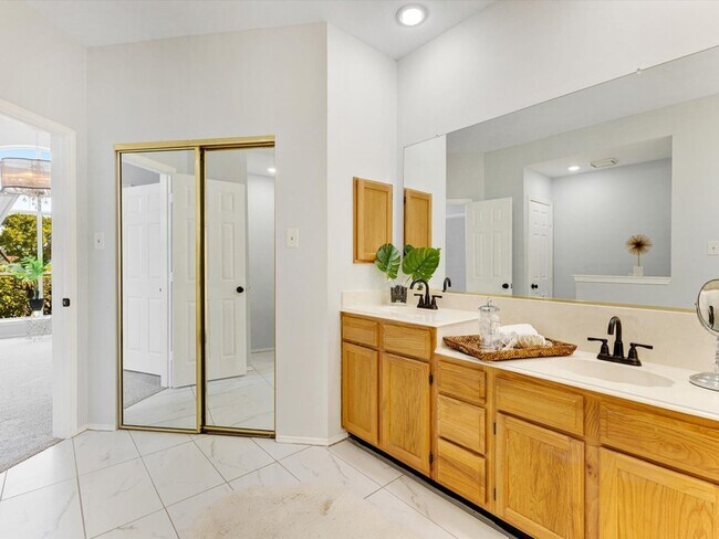 Building Photo - 2409 Baretta Dr