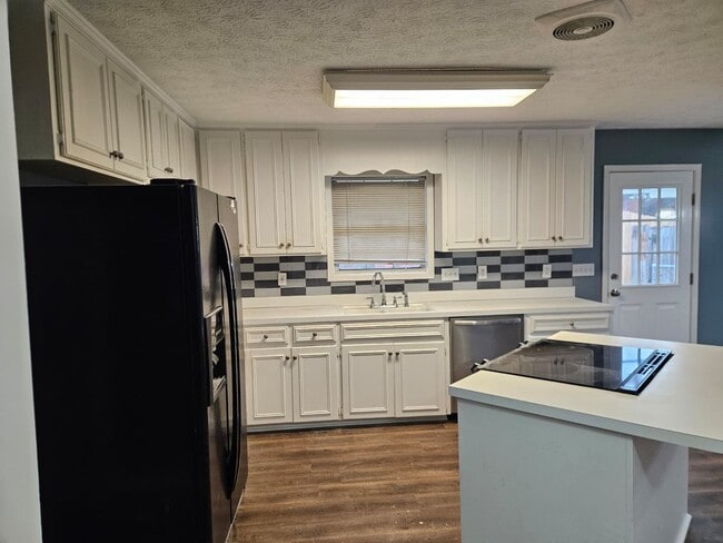 Building Photo - For rent 3 bedroom, 2 bath home