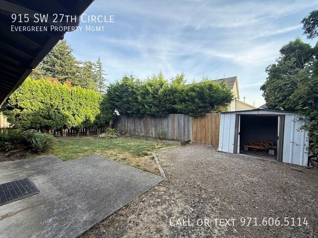 Building Photo - 915 SW 27th Cir