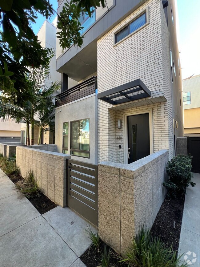 Building Photo - Beautiful Tri-Level 3 bed 3+ bath home ava...