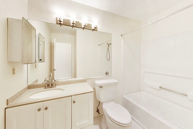 Building Photo - Ground Level Condo in Gaithersburg - 1 bed, 1 bath