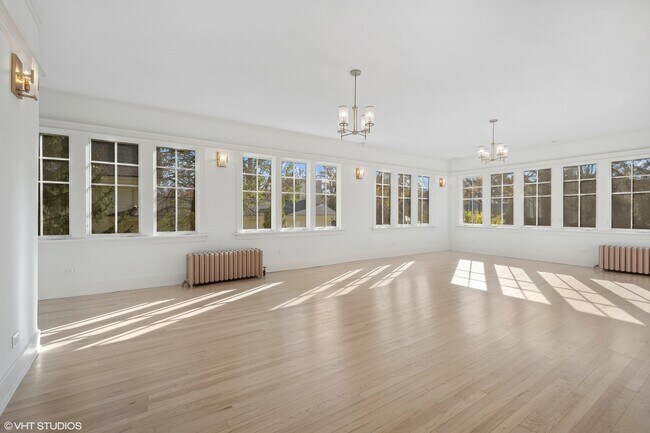 Building Photo - 619 Forest Ave