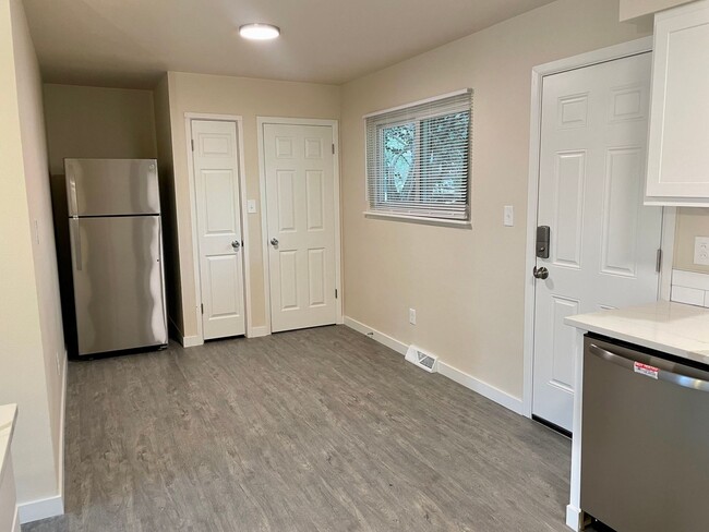 Building Photo - Newly Remodeled 2 Bed 1 Bath Home