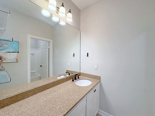 Building Photo - Welcome to this charming 2-bedroom, 2-bath...