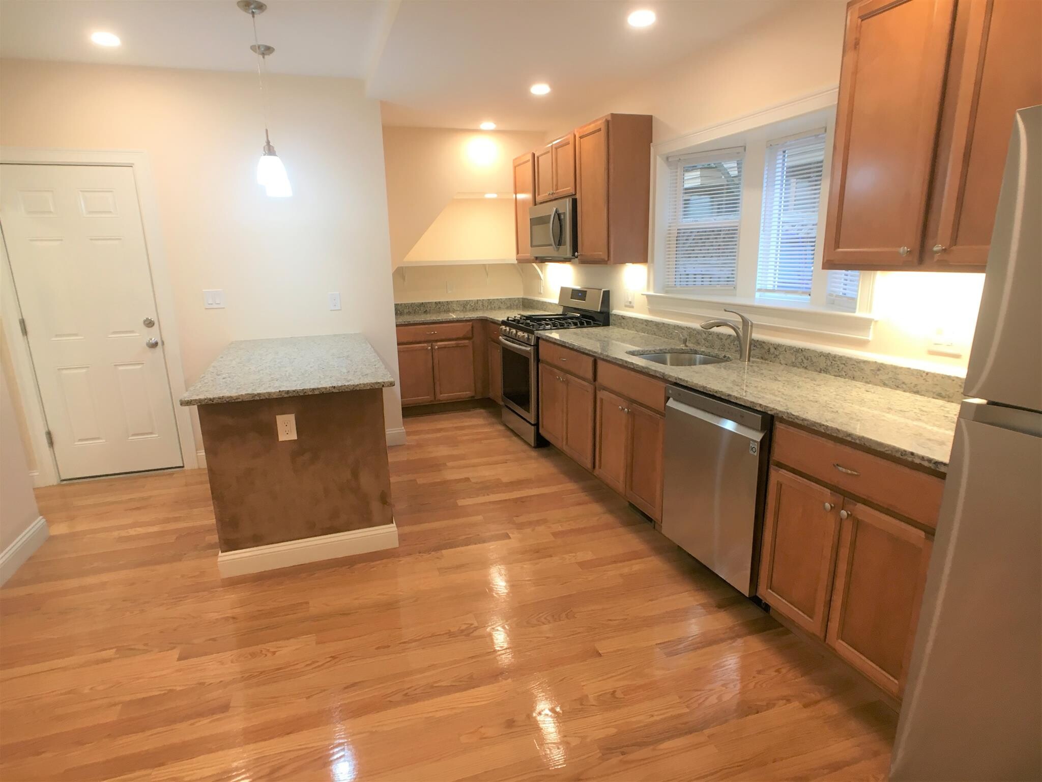 Building Photo - 67 Temple St