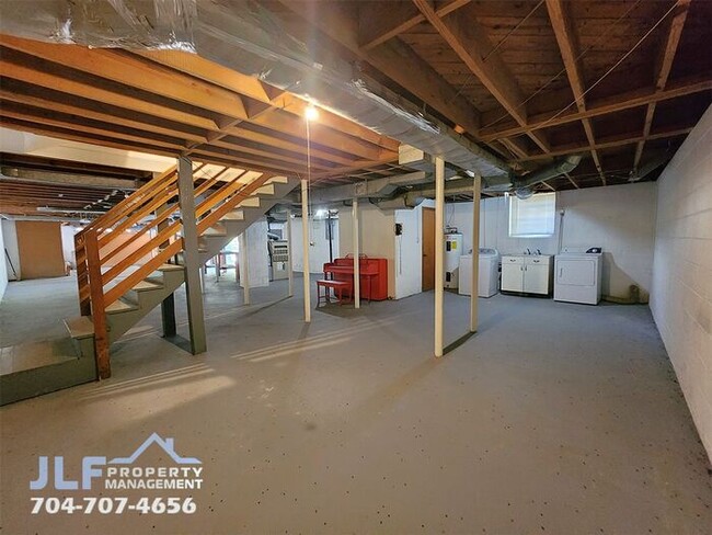 Building Photo - Sprawling 3 Bedroom/ 2.5 Bathroom Ranch in Charlotte!