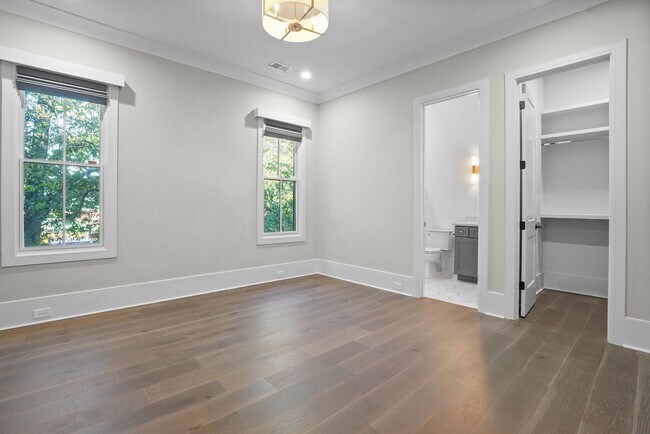 Building Photo - 3311 Skyline Dr