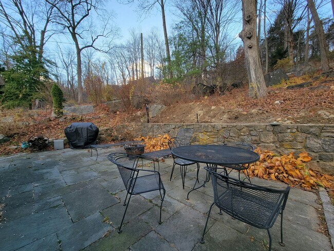 Building Photo - 4 Candlewood Knolls Rd