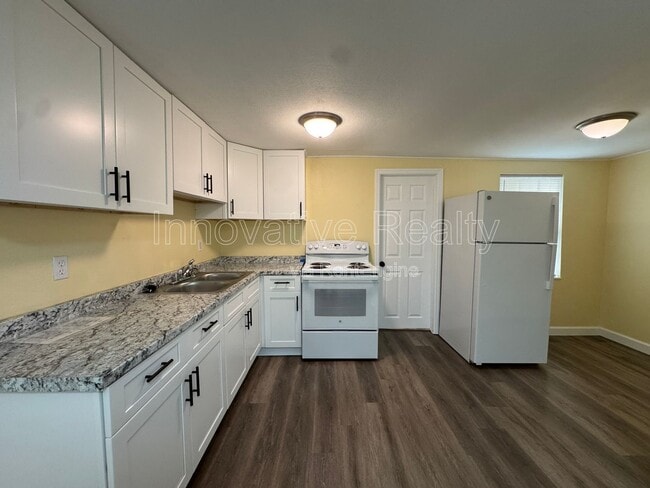 Building Photo - 205 Fern Dr