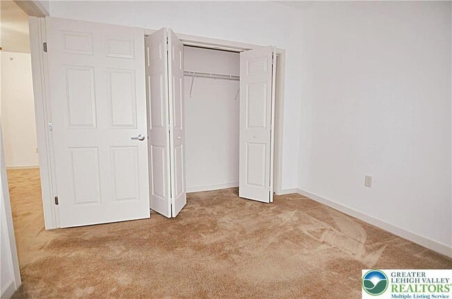 Building Photo - 2121 Hokendauqua Ave