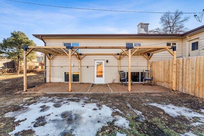 Building Photo - 1Bed/1Bath Apartment with HUGE Private Yard!