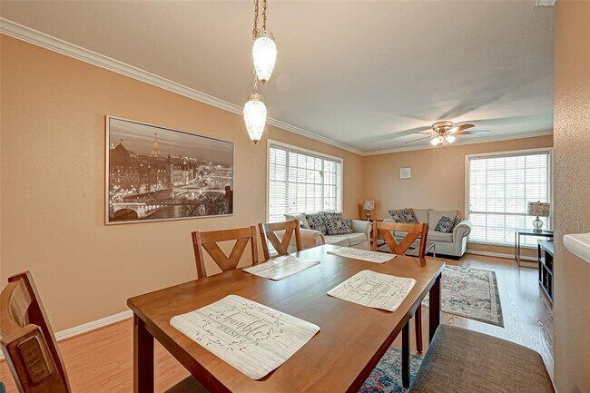 Building Photo - 2101 Fountain View Dr