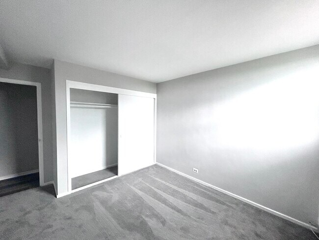 Building Photo - 3950 N Lake Shore Dr