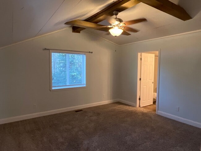 Building Photo - Charming, Spacious 3 bedroom 2 bath