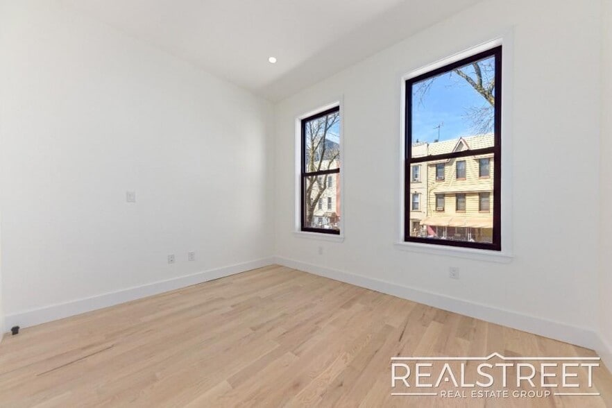 Building Photo - Brand New 3 Bed, 2 Bath with In-Unit Laund...