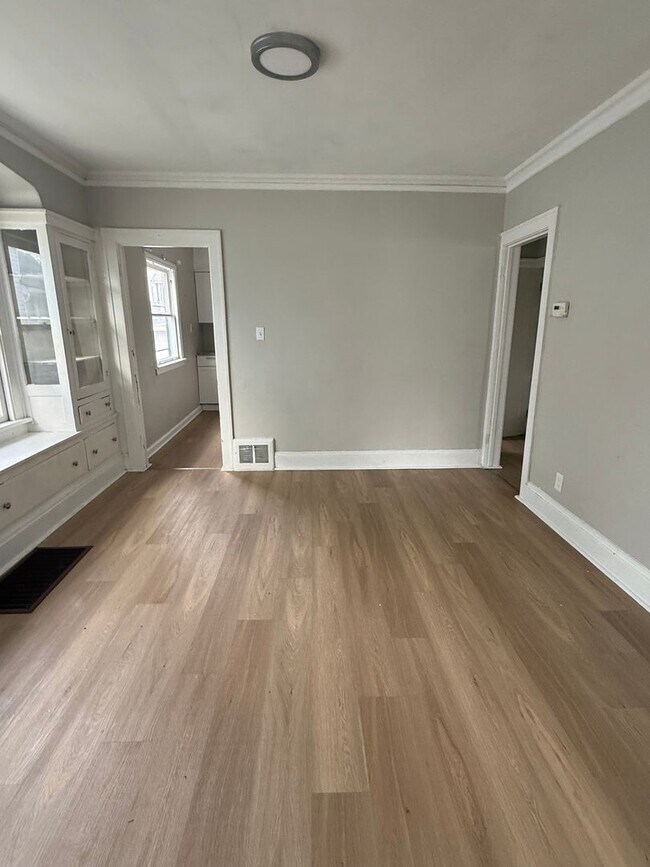 Building Photo - 5 Bedroom on Cleveland's East Side