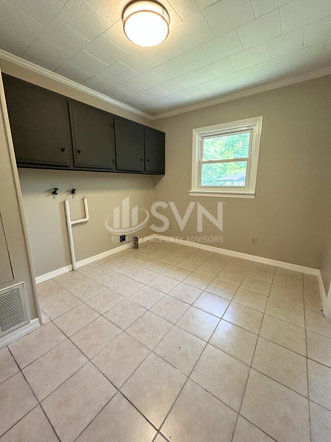 Building Photo - 2905 Riverside Dr