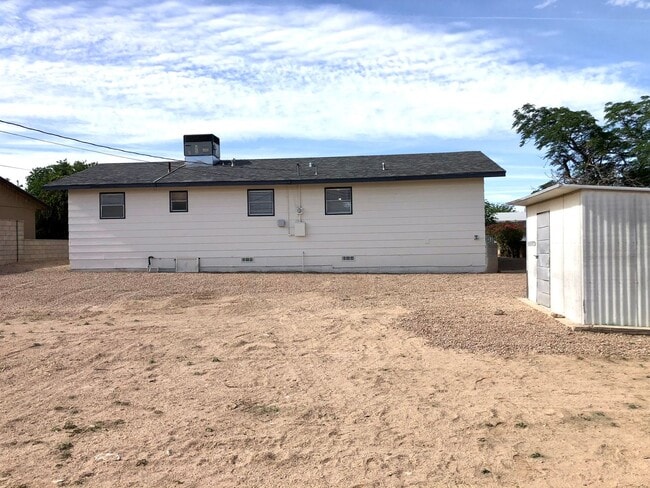 Building Photo - Cute 3 Bedroom Home on Large Fully Fenced Lot!